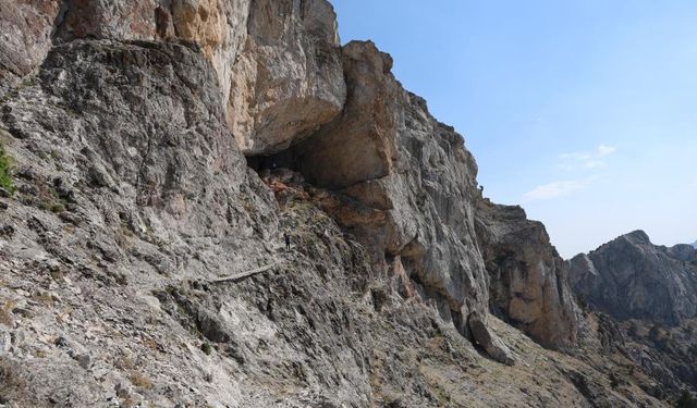 Engizek Yaylası'ndaki mağara turizme kazandırılmayı bekliyor.