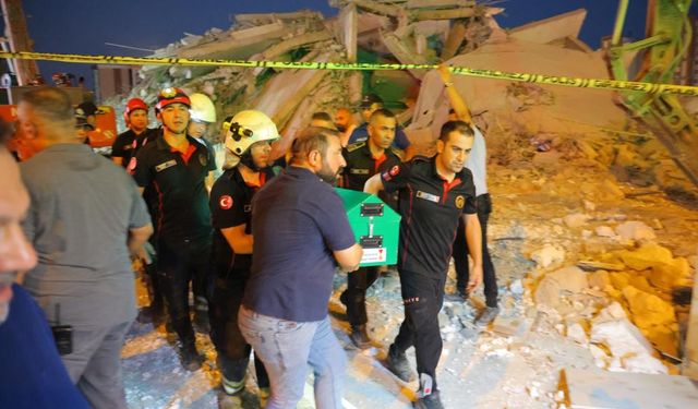 Göçük altında kalan iş makinası operatörünün cansız bedenine ulaşıldı.