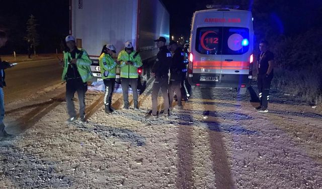 Tırın çarptığı genç hayatını kaybetti.