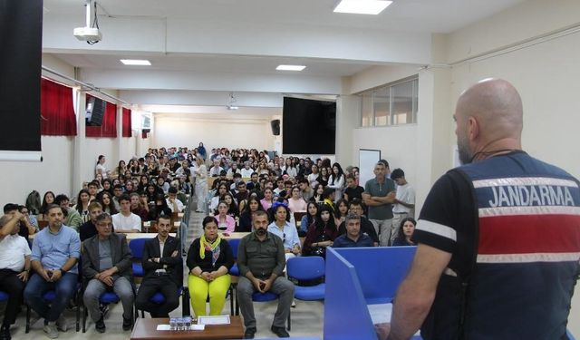 Kütahya'da jandarmadan öğrencilere siber güvenlik eğitimi.
