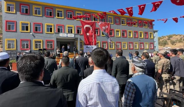 Şemdinli'de onarılan okul, öğrencilerine kapılarını açtı.
