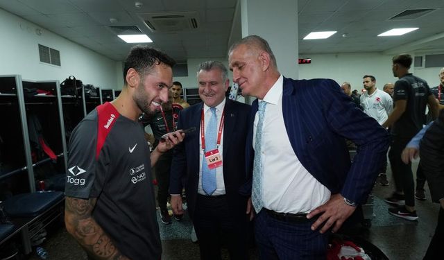 Cumhurbaşkanı Erdoğan'dan A Milli Futbol Takımı'na tebrik telefonu.