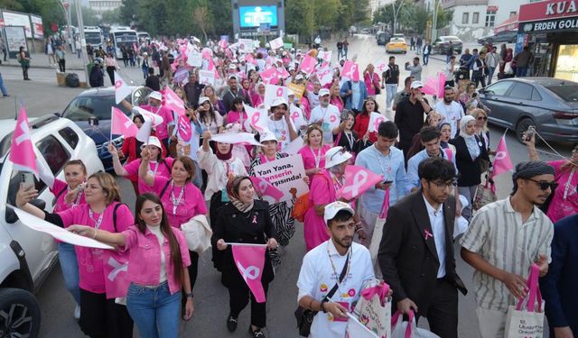 Muş’ta gönüllülerden "kanser farkındalığı" yürüyüşü.