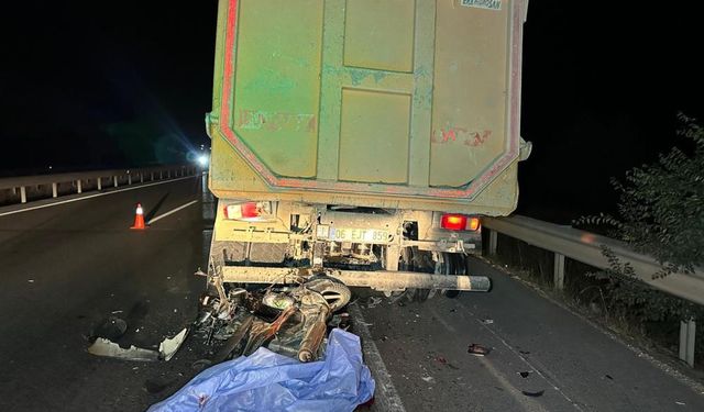 Motosiklet sürücüsü kamyona arkadan çarptı: 1 ölü.