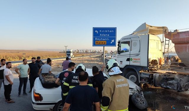 Tırla çarpışan otomobildeki 2 kişi yaralandı.