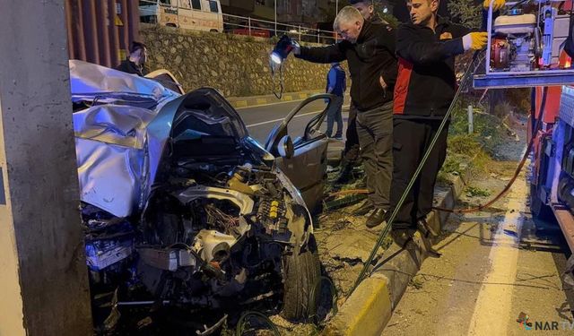 Üst geçidin ayağına çarpan otomobil hurda yığınına döndü.