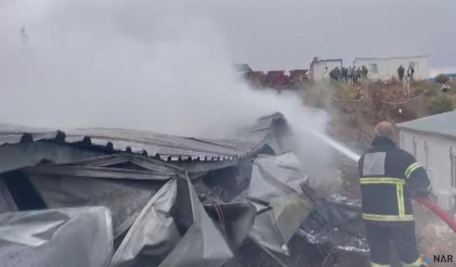 İşçilerin kaldığı konteyner yatakhane alevlere teslim oldu.
