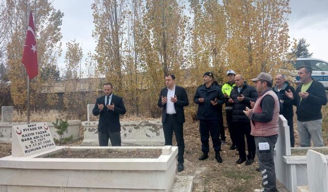 Aydıntepe'de şehitler kabirleri başında dualarla anıldı.