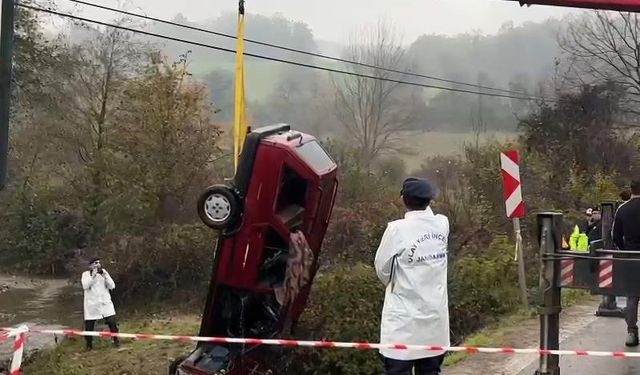 Otomobil dereye uçtu: 2 ölü, 1 yaralı