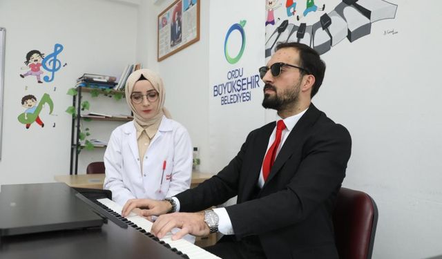 Görmeyen gözlerle değil, hisseden kalple çalıyor.