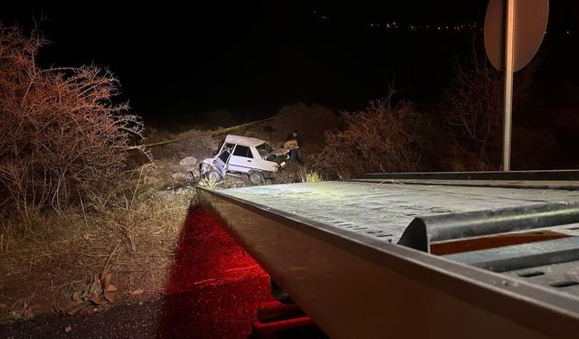 Otomobil kayalıklara çarptı: 1 ölü, 1 yaralı.