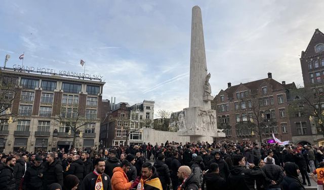 Taraftarlardan Dam Meydanı'nda Galatasaray'a coşkulu destek.