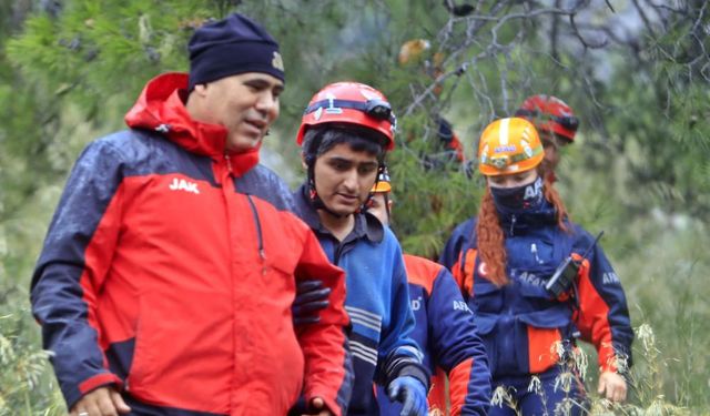 Dağın zirvesinde mahsur kalan genç, 4 gün sonra kurtarıldı.