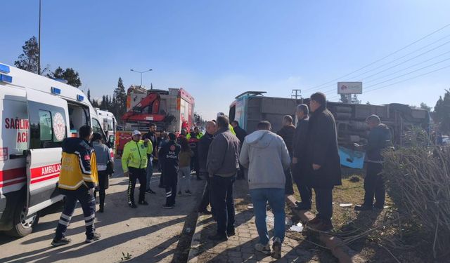 Kahramanmaraş'ta aracın çarptığı halk otobüsü devrildi
