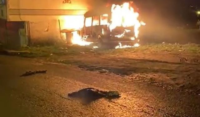 Avcılar’da minibüs alev alev yandı