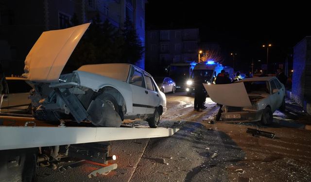 Kafa kafaya çarpışan iki Tofaş hurdaya döndü: 3 yaralı