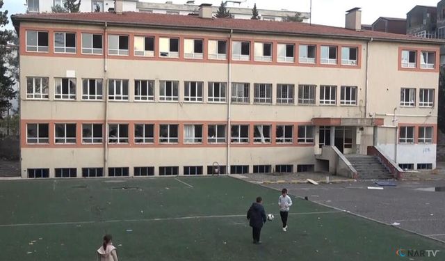 Yarım asırlık okul yıkılmayı bekliyor