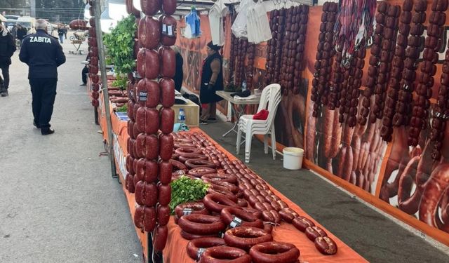 Tarihi geçmiş 850 kilogram sucuk ele geçirildi.