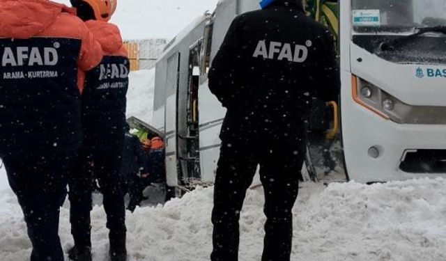 Cenaze taşıyan minibüs devrildi: 22 yaralı