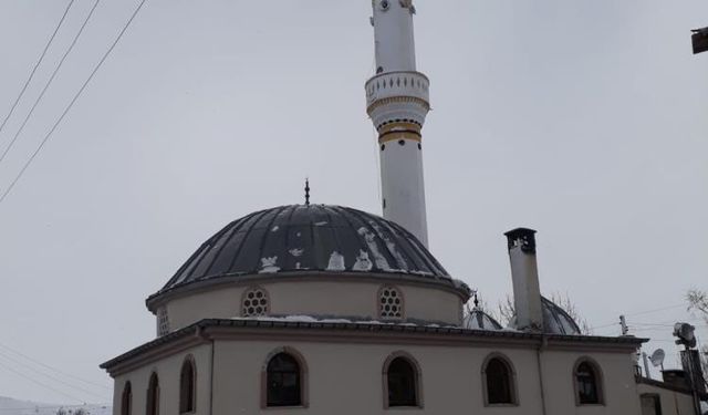 Şiddetli rüzgar cami minaresinin külahını uçurdu