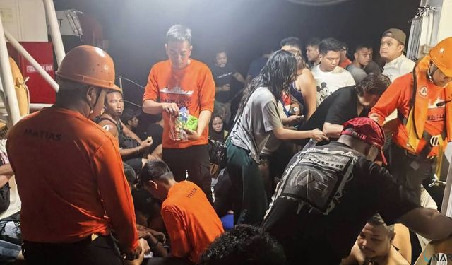 Filipinler’de feribot battı: 15 ölü, 43 kayıp.