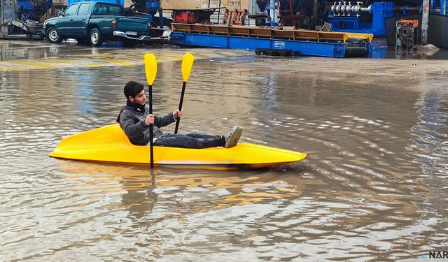Her yağmurda göle dönen sokakta kano kullanmayı öğrendi.
