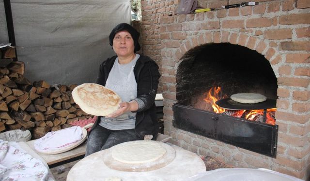 Elinin hamuru ile ekmeğini kazanıyor