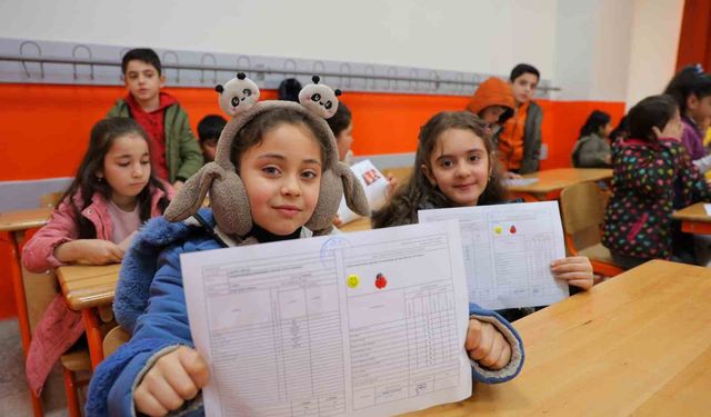 Deprem bölgesindeki Haydar Aliyev İlkokulu’nda karne heyecanı.