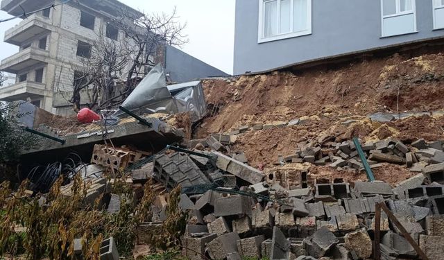 Ev sahibi, duvar çökmesini 'deprem' zannetmiş