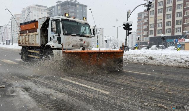 Kahramanmaraş’ta belediye ekiplerinin kar mesaisi.