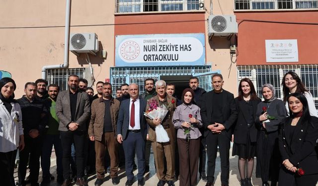 Yüzlerce öğrenci yetiştirdi, çiçek ve alkışlarla emekli oldu