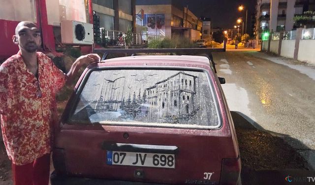 Tozlu araç görünce dayanamıyor, camları sanat eserine dönüştürüyor