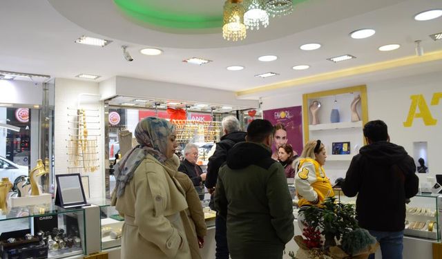 28 yıldır kuyumculuk yapıyor, ilk defa yok satıyor