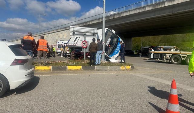 halk otobüsü otomobilin üzerine devrildi: 44 yaralı