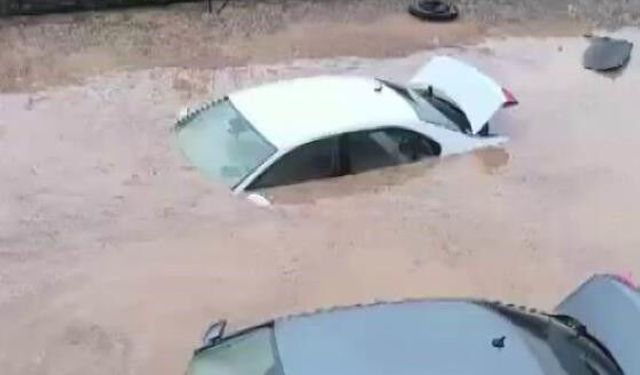 Siirt'te sel felaketi: Araba ve evler sele teslim oldu