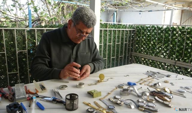 Teknolojiye yenik düşen saatçi, 12 yıldır evinde mesleğini yaşatıyor