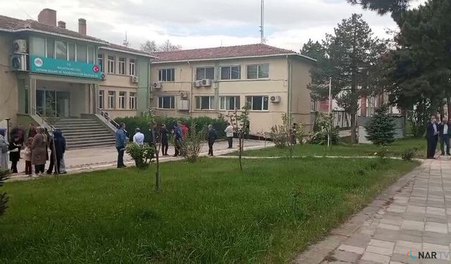 Malatya'da 5.6 büyüklüğündeki depremde panik anları kamerada