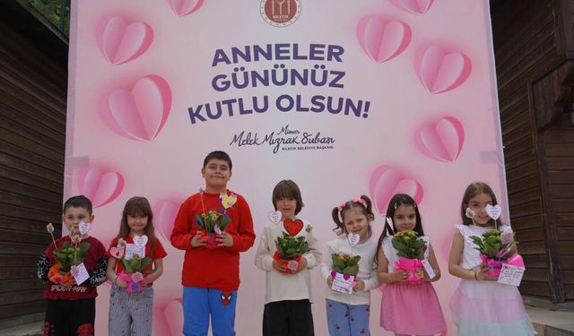 Çocuklar Sanat Sokağı'nı bu kez anneleri için renklendirdi