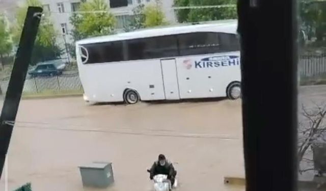 Selde Korku Dolu Dakikalar! Yaşlı Adam Son Anda Kurtarıldı