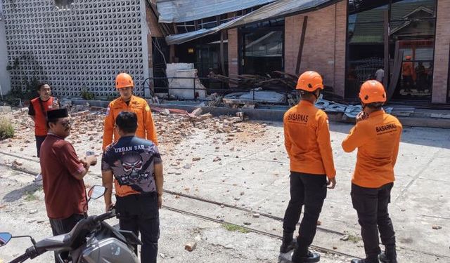 Endonezya'da 6.7 büyüklüğünde deprem anı kamerada
