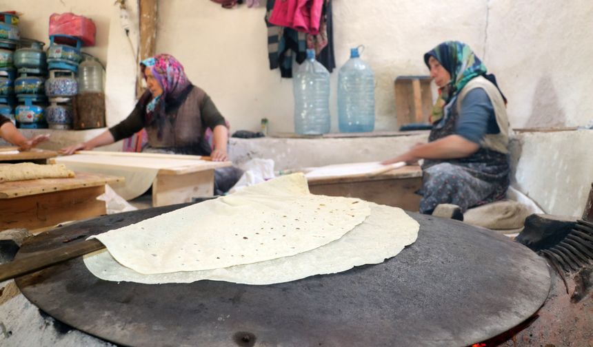 Kadınların kışlık ekmek telaşı başladı.