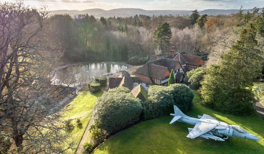 Ev alana savaş jeti hediye