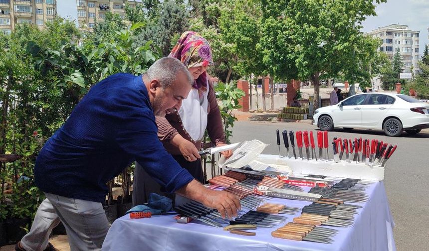 Bıçakçılık mesleğini ailecek yapıyorlar.