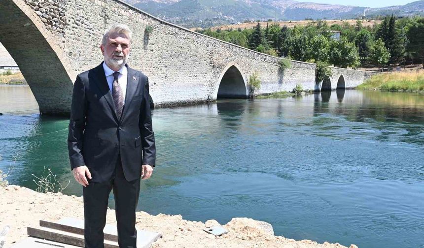 Depremde hasar gören 500 yıllık köprüde sona yaklaşıldı.