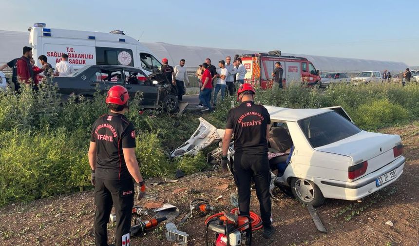Kahramanmaraş’ta iki otomobil kafa kafaya çarpıştı.