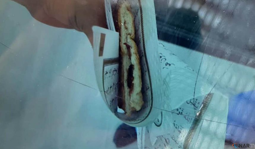 Büyük skandal:Kantinci Kur'an-ı Kerim sayfalarını tost kağıdı yaptı.