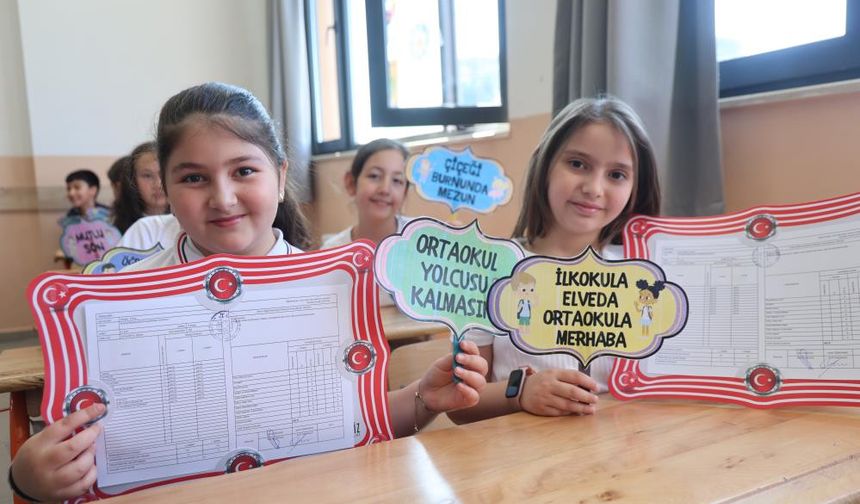 Öğrenciler karne heyecanı yaşadı.