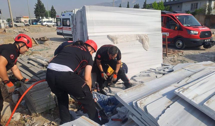 Üzerlerine mermer devrilen işçilerden biri hayatını kaybetti.