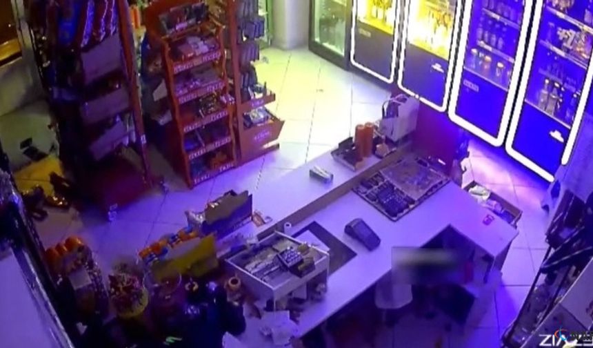 Marmaris açıklarında 5.8'lik deprem kamerada.
