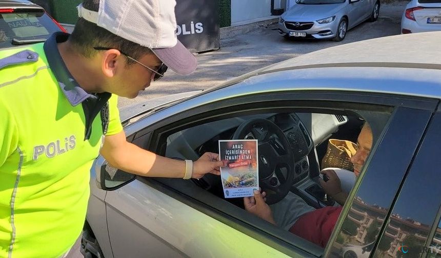 Yangın riskine karşı trafik ekiplerinden broşürlü uyarı.